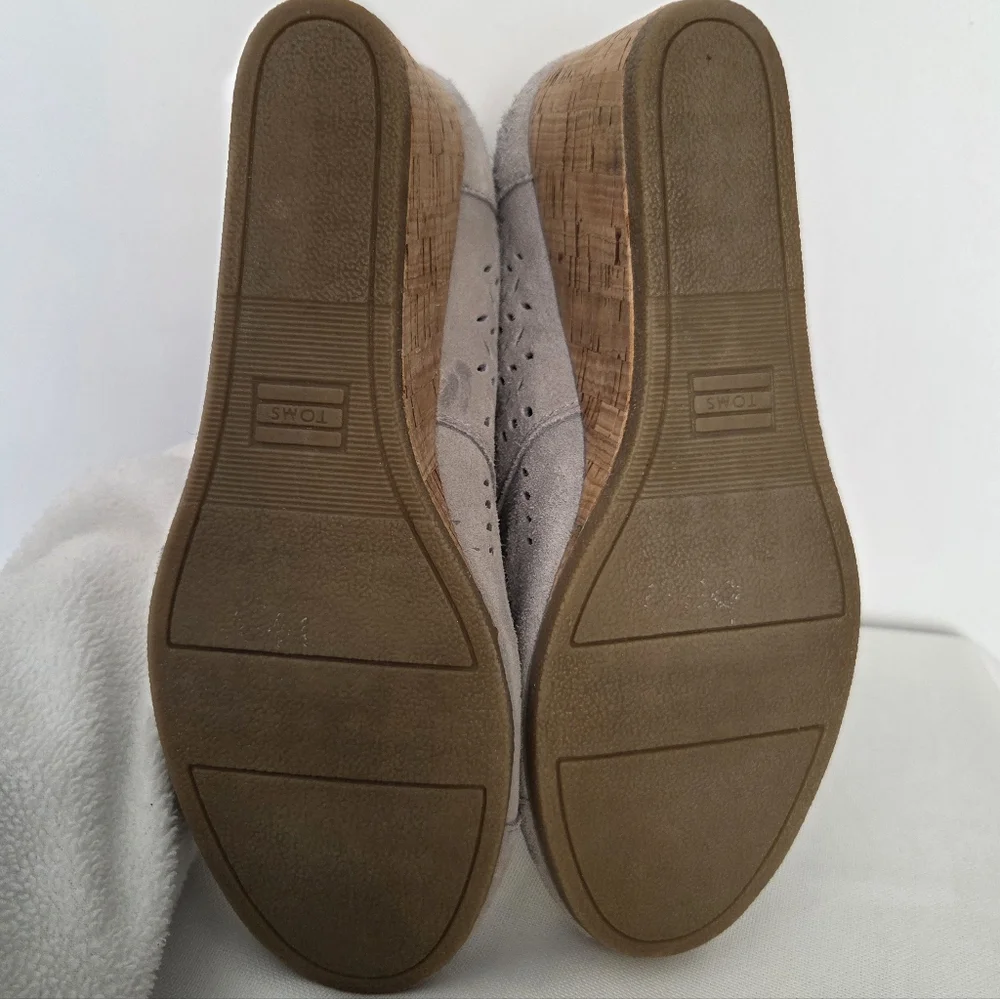 TOMS Desert Wedge Drizzle Grey Suede Perf Leaf Size-9.5